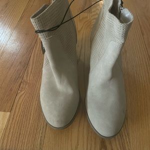 NWT light beige heeled booties